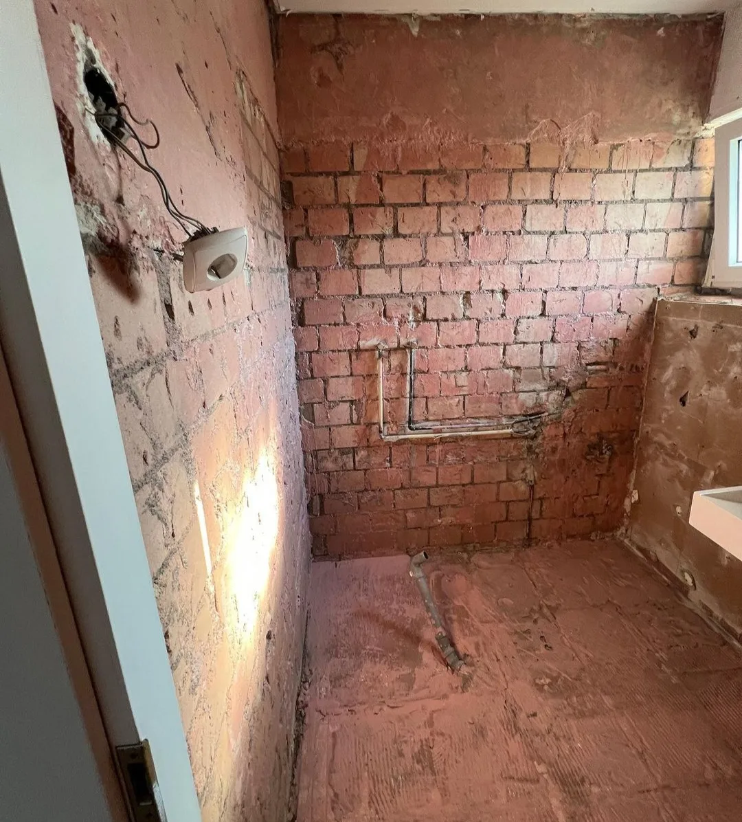 Badezimmer bis auf das Mauerwerk zurückgebaut vor der Sanierung