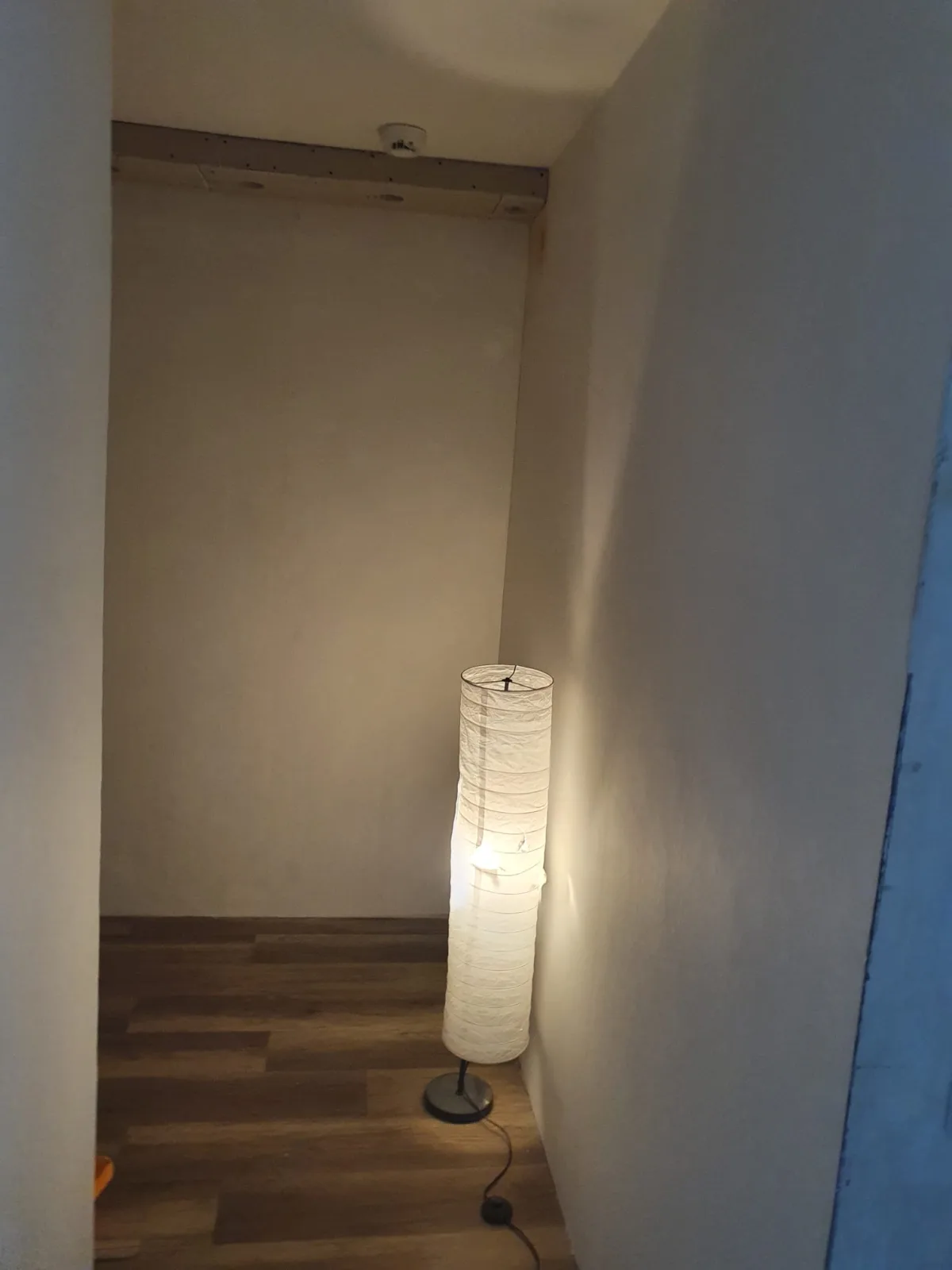 Raum mit freigelegten Wänden vor dem Innenausbau